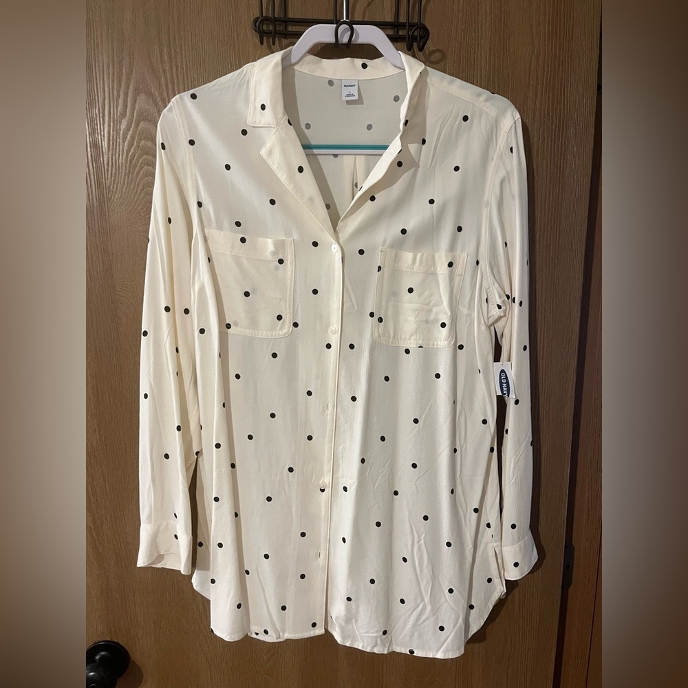 Old Navy women’s button up polka dot shirt